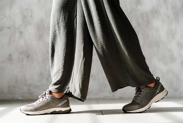 کتونی با شلوار پارچه ای گشاد: 12 نمونه و ترفند ست کردن