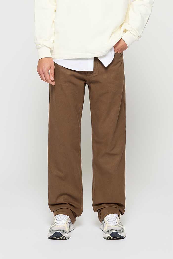 شلوار راسته با کفش کتانی 