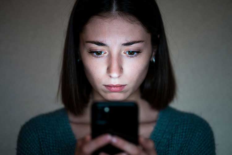 در حال کار با گوشی 